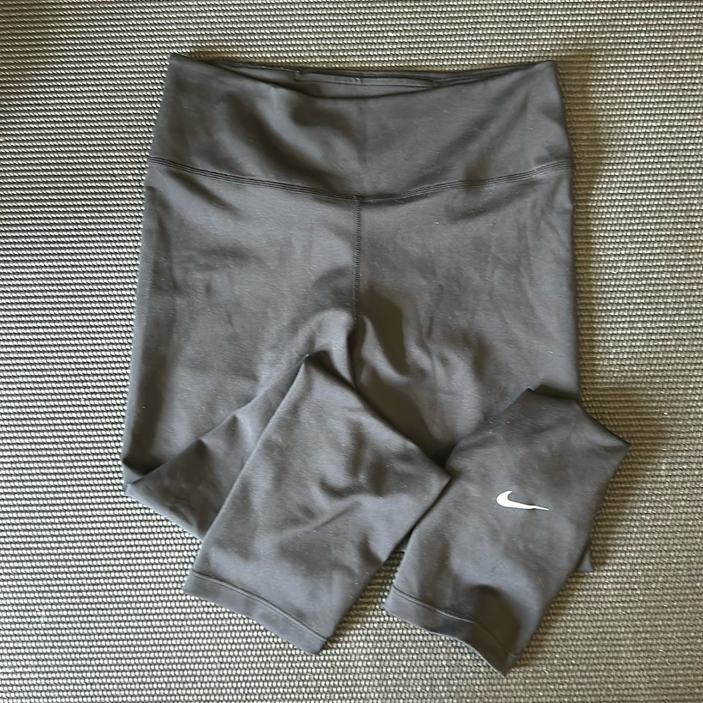 Like new Nike women’s size M cropped black workout leggings